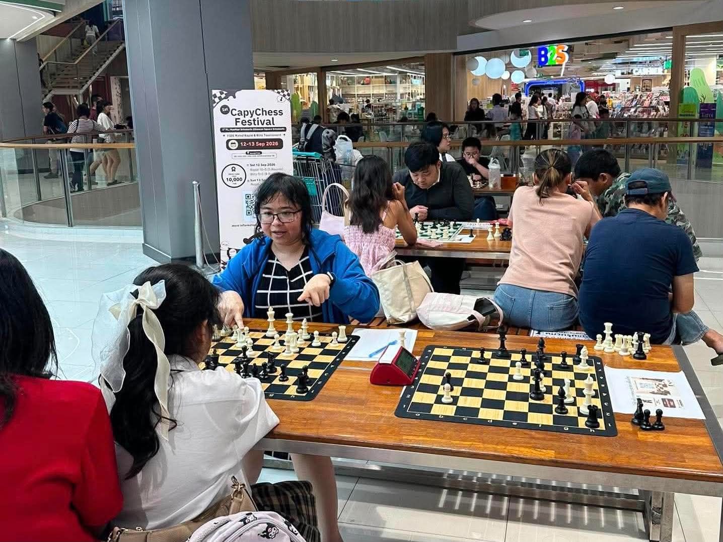 ผู้เล่นกำลังเล่นหมากรุกที่ CapyChess