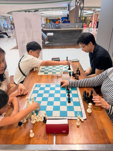 เด็ก ๆ และผู้ใหญ่กำลังเล่นหมากรุกด้วยกันที่ CapyChess
