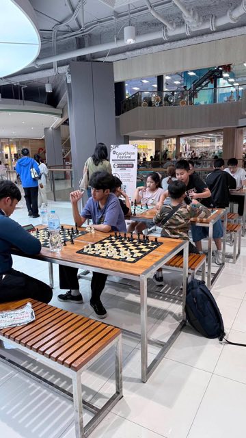ผู้เล่นกำลังเล่นหมากรุกในงาน CapyChess Festival